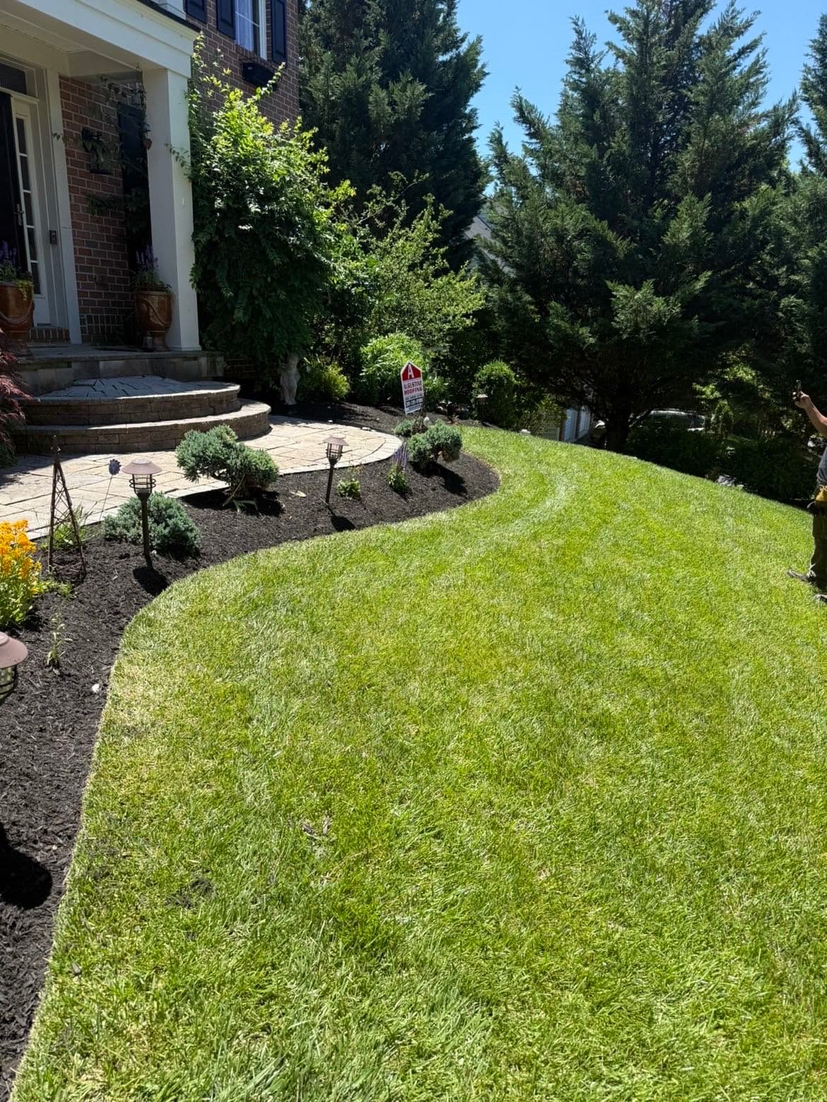 Gallery photos for Fresh Mulch and Full Property Cleanup Done Right: Image #2